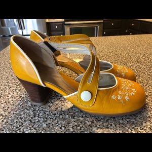 John Fluevog Operettas Viradot